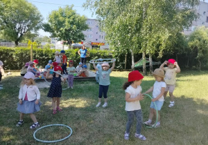 Dzieci z grupy Elfy podczas zabaw w ogrodzie przedszkolnym.