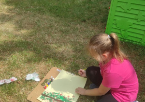 Dzieci malują wybrany przez siebie fragment osiedla.