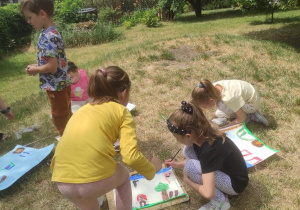 Dzieci malują wybrany przez siebie fragment osiedla.
