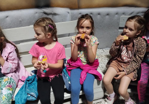 Dzieci jedzą pieczone piankia