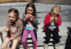 Dzieci jedzą pieczone piankia