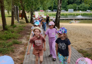 Dzieci spacerują koło jeziora