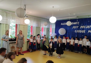 Dzieci śpiewają hymn przedszkola