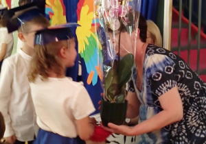 Dzieci wręczają kwiaty Pani Dyrektor i Wicedyrektor