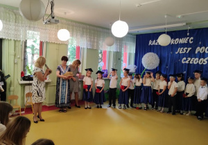 Pani Dyrektor będzie rozdawać Dzieciom Dyplomy ukończenia PRzedszkola Miejskiego nr 16 "Calineczka