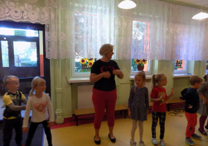 Pani Ela i dzieci tańczące "kaczuszki"