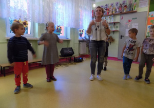Pani Beata i dzieci tańczące "kaczuszki"