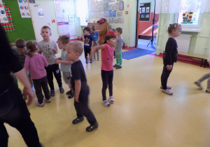 Dzieci podczas przerwy w tańcach