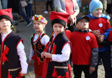 Dzieci w strojach krakowskich w czasie przemarszu