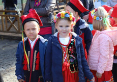 Dziewczynka z chłopcem w strojach krakowskich