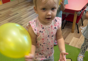 Alinka podczas zabawy z balonem.