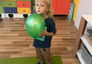 Jeremi podczas zabawy z balonem.