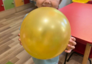 Lenka podczas zabawy z balonem.