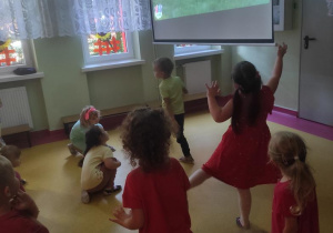Zabawy taneczno- ruchowe przy ulubionych piosenkach dzieci.