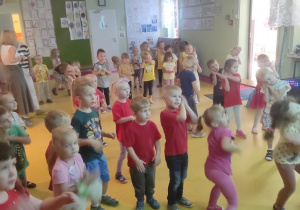 Zabawy taneczno- ruchowe przy ulubionych piosenkach dzieci.