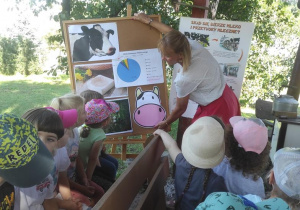 Dzieci podczas zajęć edukacyjnych.