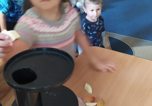 Dzieci pomagają w przygotowaniu soku jabłkowego