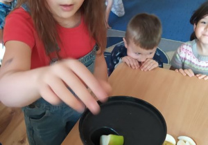 Dzieci pomagają w przygotowaniu soku jabłkowego