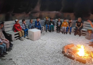 Dzieci podczas ogniska z piankami marshmallows.
