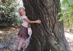 Nela przytula się do drzewa