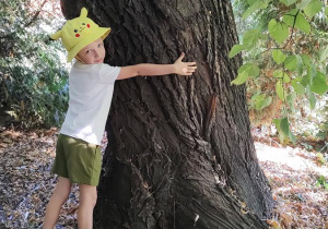 Filip J. przytula się do drzewa