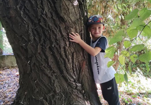 Piotrek przytula się do drzewa