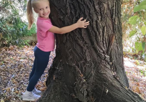 Hania K. przytula się do drzewa
