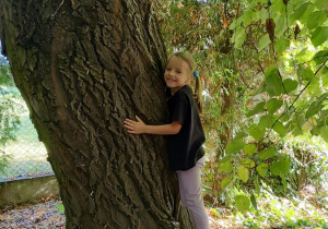 Idalia przytula się do drzewa