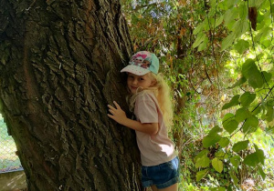 Laura przytula się do drzewa