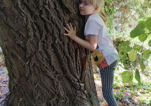 Weronika przytula się do drzewa