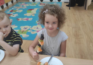 Dzieci robią owocowe szaszłyki.