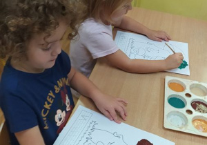 Dzieci malują farbami sylwety grzybów
