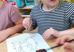 Dzieci malują farbami sylwety grzybów