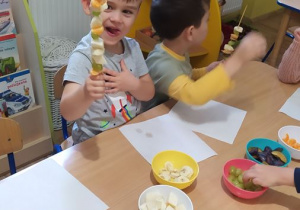 Dzieci przygotowują owocowe szaszłyki