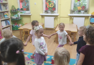 Dzieci śpiewają Oliwce sto lat.