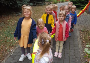 Dzieci w trakcie spaceru z wężem Stasiem.