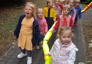 Dzieci w trakcie spaceru z wężem Stasiem.