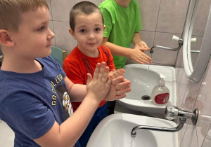 Kuba Z., Kuba K. i Szymon myją ręce zgodnie z instrukcją