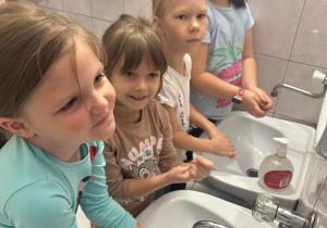 Zosia S., Julka, Nikola S. i Maja myją ręce zgodnie z instrukcją