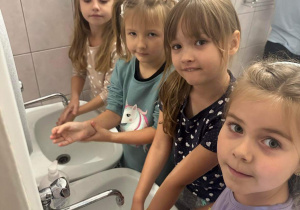 Kornelka, Nikola W., Lila i Zosia T. myją ręce zgodnie z instrukcją