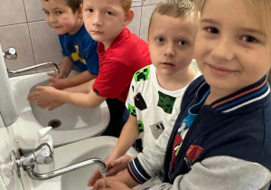 Witek, Filip, Alan i Mateusz myją ręce zgodnie z instrukcją