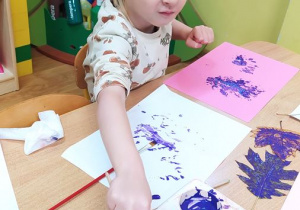 Zosia maluje farbami liście