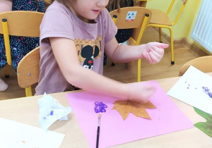 Lila maluje farbami liście