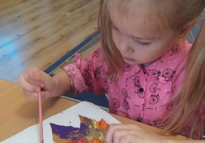 Lenka maluje farbami liście