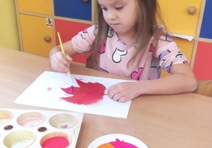 Ada maluje farbami liście