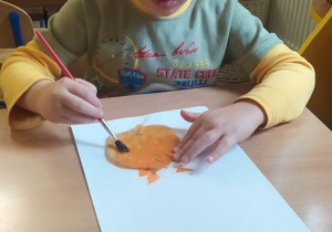 Maksio maluje farbami liście