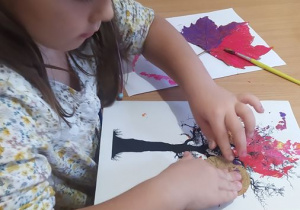 Lilianka maluje farbami liście