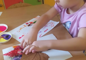 Hania maluje farbami liście