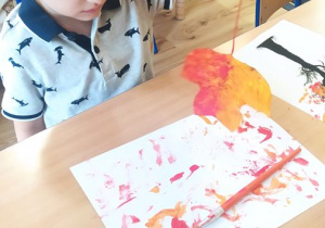 Marek maluje farbami liście
