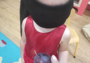 Ada odgaduje owoc po dotyku.